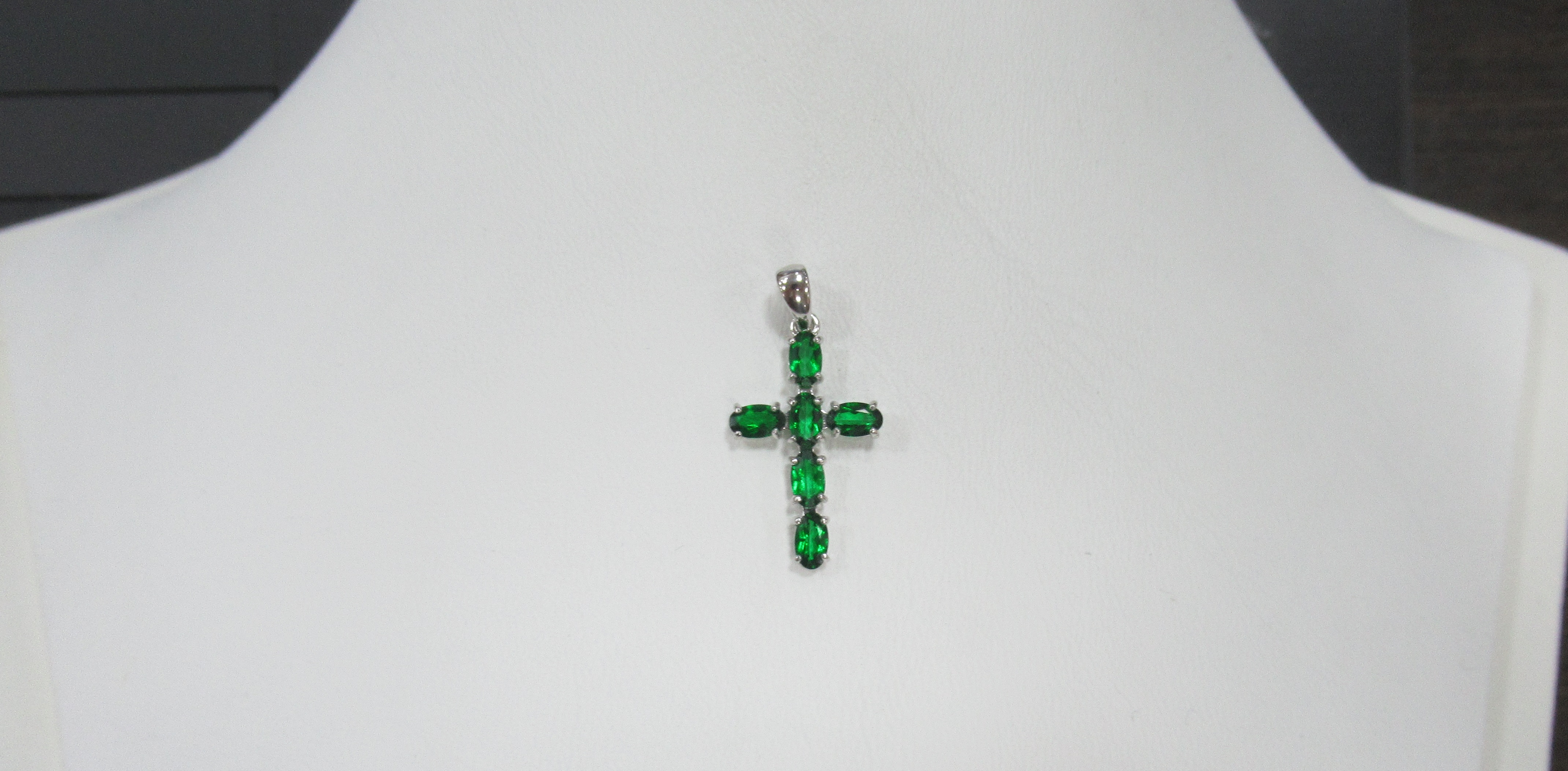 Серебряная подвеска-крест с зелеными топазами